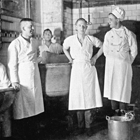 Altes schwarz-weiß Foto von Malzers-Arbeitern