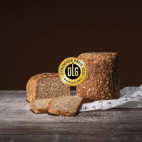 Auf diesem Bild ist ein Brot zusehen mit einer goldenen Auszeichnung.