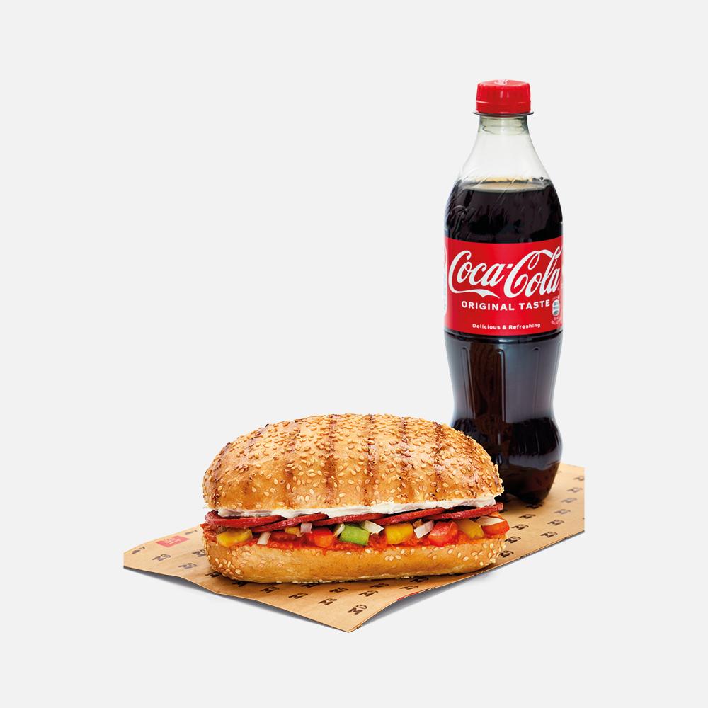 Sucuk-Panini, zusammen mit einer Coca-Cola.