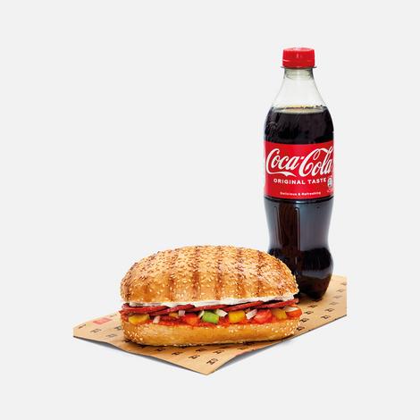 Sucuk-Panini, zusammen mit einer Coca-Cola.