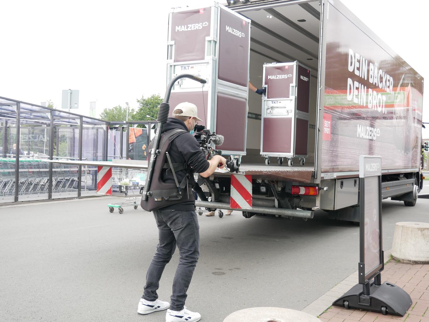 Galileo Kameramann filmt Malzers Produkt-Transport
