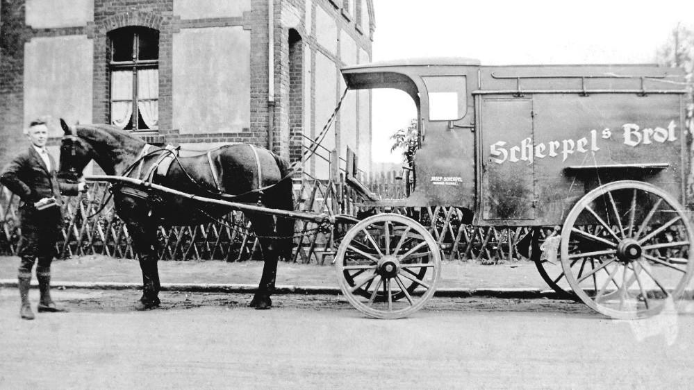 Altes schwarz-weiß Foto von Transportkutsche 